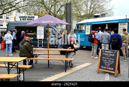 Bancarelle di fast food Bristol nella piazza del centro città di Cascade Steps Harbourside, Regno Unito Foto Stock