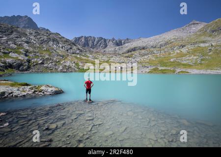 Escursionisti in pietra a Mittersee presso il Nossberger Hütte, nel Gradental, nel Parco Nazionale degli alti Tauri, Austria Foto Stock