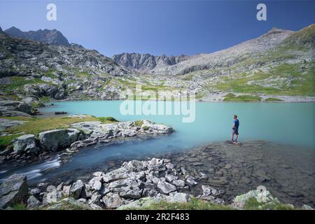 Escursionisti in pietra a Mittersee presso il Nossberger Hütte, nel Gradental, nel Parco Nazionale degli alti Tauri, Austria Foto Stock