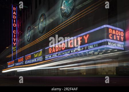 La radio City Music Hall illuminata, New York City, USA Foto Stock