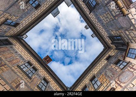 Vista del cielo da un cortile interno nel castello di Krumau, Repubblica Ceca Foto Stock