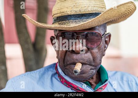 Cubano con cappello fuma un sigaro, Camagüey, Cuba Foto Stock