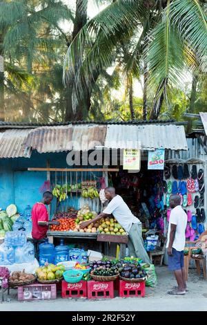 Bancarella di frutta e verdura a Watamu Town, Watamu, Malindi, Kenya Foto Stock