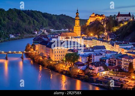 Città illuminata di Burghausen an der Salzach con castello e chiesa, Burghausen, Benediktradweg, alta Baviera, Baviera, Germania Foto Stock