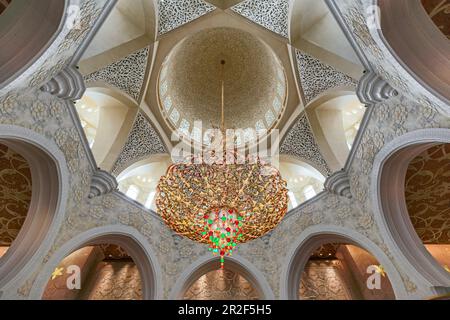 Lampada da soffitto decorata nella Grande Moschea Sheikh Zayed ad Abu Dhabi, Emirati Arabi Uniti Foto Stock