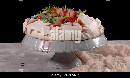 Torta Pavlova con mirtilli freschi, fragole e kiwi. Foto Stock