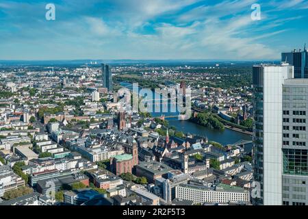 Vista sulla città dalla piattaforma di osservazione della Torre principale di Francoforte, Germania Foto Stock