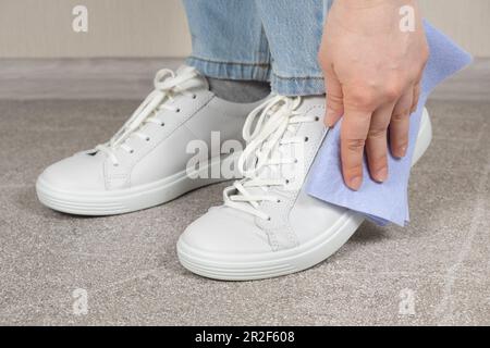 Kit pulizia scarpe in pelle bianca - spray idrorepellente, schiuma,  straccio e spugna Foto stock - Alamy