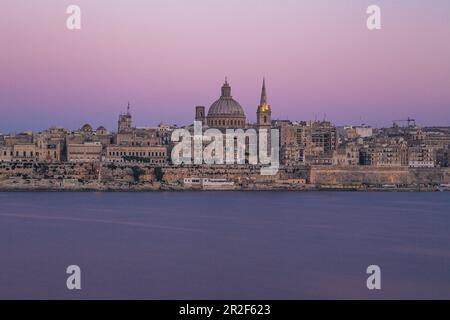 Bella vista poco dopo il tramonto da Sliema a la Valletta, Malta Foto Stock