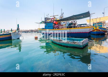 Barche da pesca al porto di Marsaxlokk a Malta Foto Stock