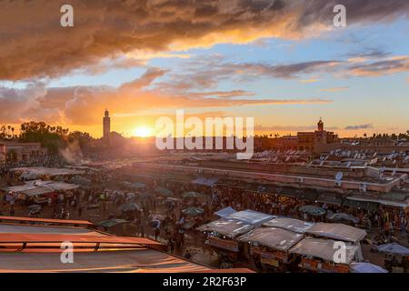 Tramonto sulla Djemaa El Fna a Marrakech, Marocco Foto Stock