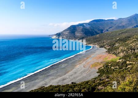 Mare turchese e Spiaggia di sabbia nera di Nonza, Corsica Foto Stock