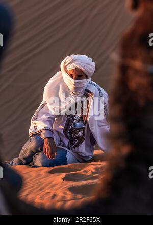 Berbero nel Erg Chebbi in Marocco Foto Stock