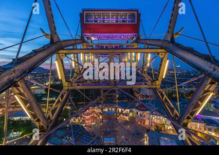 La ruota panoramica sul Prater illuminato a Vienna, Austria Foto Stock