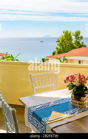 Tavolo in ristorante con gli Stromboli all'orizzonte, Calabria, Italia Foto Stock