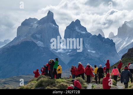 I turisti visitano per il posto migliore per fotografare le aspre e iconografiche "torri" della catena montuosa, il Parco Nazionale Torres del Paine, il M Foto Stock