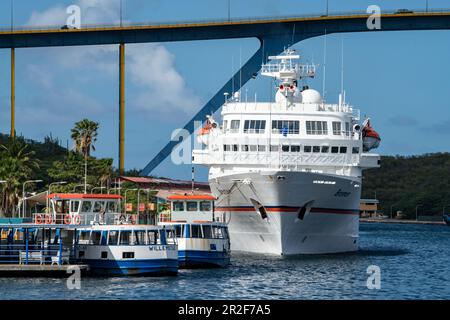 La nave da crociera della spedizione MS Bremen (Hapag-Lloyd Cruises) supera altre imbarcazioni sul molo, Willemstad, Curacao, Antille olandesi, Caraibi Foto Stock