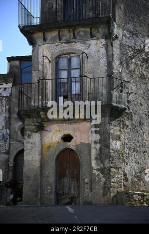 Paesaggio con vista panoramica della vecchia architettura medievale a forza d'Agrò, Sicilia Italia. Foto Stock