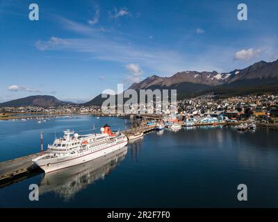 Veduta aerea della nave da crociera MS Bremen (Hapag-Lloyd Cruises) lungo il molo di fronte alle SS Europa, Ushuaia, Tierra del Fuego, Patagon Foto Stock