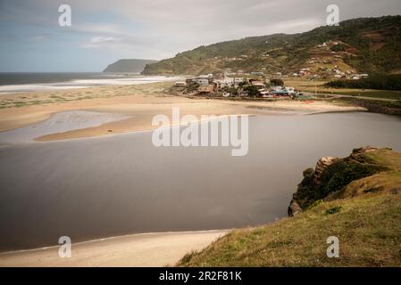 Piccolo villaggio sulla spiaggia di Playa Bahia Mansa, Cile, Sud Pacifico, Oceano Pacifico, Sud America Foto Stock