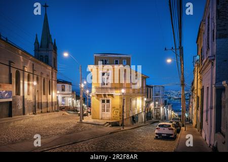 Chiesa torre e edifici storici con vista sul porto, Valparaiso, Cile, Sud America Foto Stock