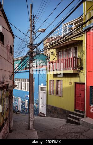 Colorate case in ferro ondulato e Street art a Valparaiso, Cile, Sud America Foto Stock