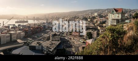 Vista dall'Ascensor Artilleria (ascensore per le colline della città) della città portuale di Valparaiso, Cile, Sud America Foto Stock