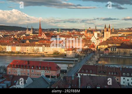 Vista dalla fortezza di Marienberg al centro storico di Wuerzburg, bassa Franconia, Franconia, Baviera, Germania, Europa Foto Stock