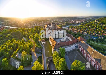 Veduta aerea della Fortezza di Marienberg a Wuerzburg, alba, bassa Franconia, Franconia, Baviera, Germania, Europa Foto Stock