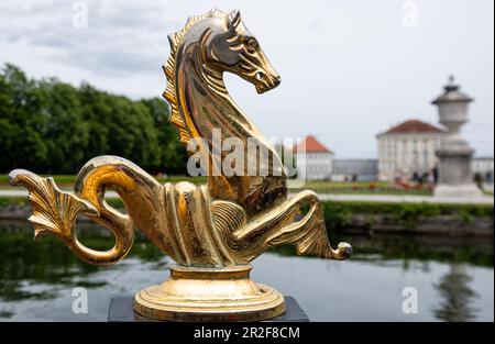 Fotografie dettagliate delle decorazioni sulla gondola veneziana di fronte al Palazzo di Nymphenburg, Monaco, Baviera, Germania, Europa Foto Stock