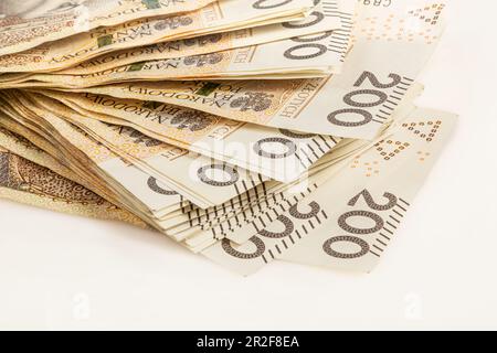 Una grande pila di banconote polacche da 200 zloty su sfondo bianco. Sinonimo di ricchezza e abbondanza. Foto Stock