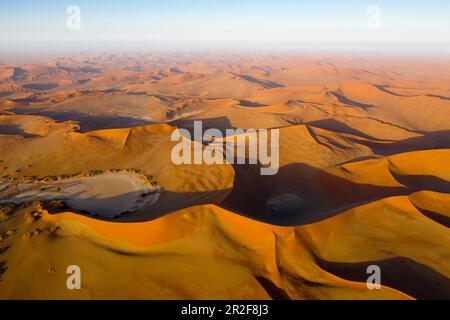 Dune di Big Mama nella zona di Sossusvlei, Namib Naukluft Park, Namibia Foto Stock