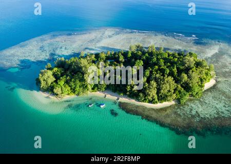 Vista dell'isola di Lissenung, Nuova Irlanda, Papua Nuova Guinea Foto Stock
