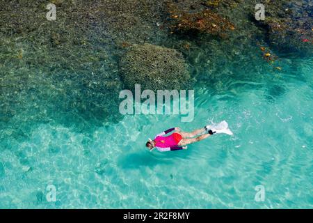 Snorkeling sulla barriera corallina di Lissenung, Nuova Irlanda, Papua Nuova Guinea Foto Stock