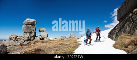 Traversata della catena montuosa di Ramshead nel Parco Nazionale di Kosciuszko, escursione sciistica di più giorni, NSW, Australia Foto Stock