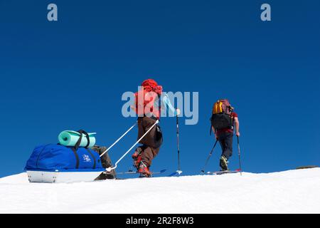 Salita alla catena montuosa di Ramshead nel Parco Nazionale di Kosciuszko, tour sciistico di più giorni, NSW, Australia Foto Stock