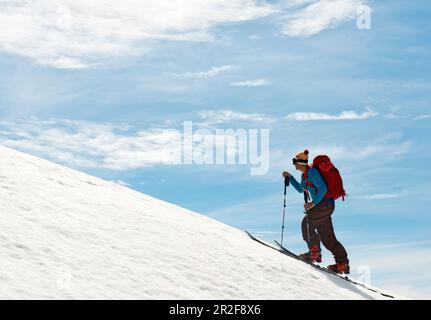 Salita alla catena montuosa di Ramshead nel Parco Nazionale di Kosciuszko, tour sciistico di più giorni, NSW, Australia Foto Stock