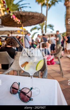 Drink estivo serale sulla terrazza dell'hotel, Cala Santanyi, Maiorca, Spagna Foto Stock