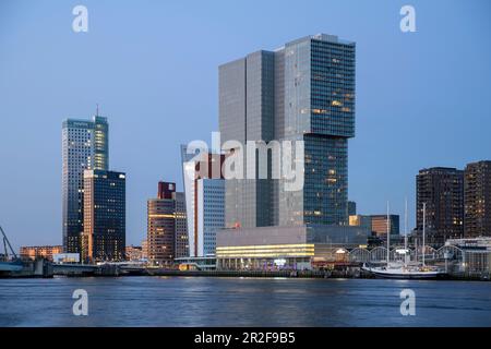 Vista dello skyline presso il terminal delle navi da crociera di Rotterdam, Paesi Bassi durante l'ora blu sul New Maas. Foto Stock