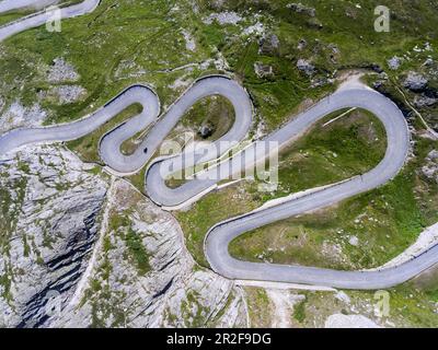 Vecchio Passo del Gottardo, vecchia strada del valico in Val Tremola, tortuosa strada alpina, foto dei droni, Airolo, Canton Ticino, Svizzera Foto Stock