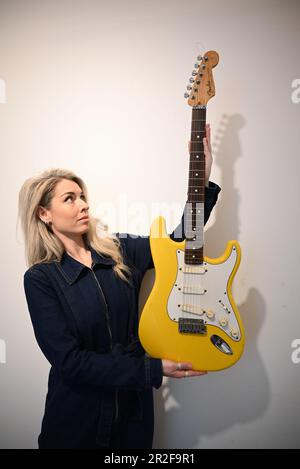 La vendita stessa avrà luogo mercoledì 24 maggio a Bonhams Knightsbridge . Alcune delle Highlights sono un Graffi giallo lavoro prototipo Fender di proprietà di Jeff Beck stima £ 60,000-*0,000 .Noel Gallagher Oasis Gibson stima £ £15,000 .A Rickenbacker 4001 basso chitarra posseduta e suonata da Maurice Gibb e firmato da ogni membro del Bee Gees stima £ £10,000 - £ £15,000 .... Foto Stock