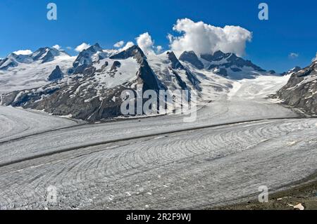 Vista dalla Konkordiahuette sui possenti corsi d'acqua del ghiacciaio Aletsch sulla Konkordiaplatz verso Jungfraufirn, Grindelwald, Bernese Foto Stock