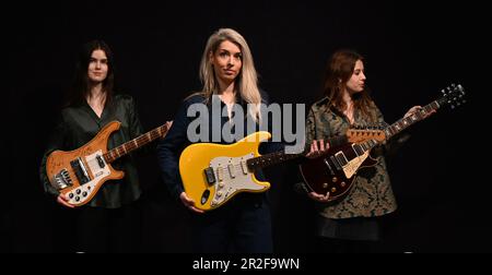 La vendita stessa avrà luogo mercoledì 24 maggio a Bonhams Knightsbridge . Alcune delle Highlights sono un Graffi giallo lavoro prototipo Fender di proprietà di Jeff Beck stima £ 60,000-*0,000 .Noel Gallagher Oasis Gibson stima £ £15,000 .A Rickenbacker 4001 basso chitarra posseduta e suonata da Maurice Gibb e firmato da ogni membro del Bee Gees stima £ £10,000 - £ £15,000 .... Foto Stock