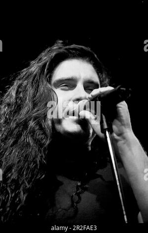 Milano Italia 1997-04-12 : James LaBrie cantante del Dream Theater concerto dal vivo al Palalido Foto Stock