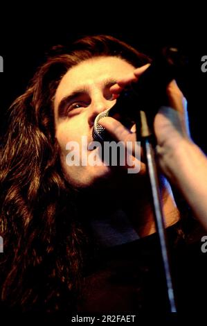 Milano Italia 1997-04-12 : James LaBrie cantante del Dream Theater concerto dal vivo al Palalido Foto Stock