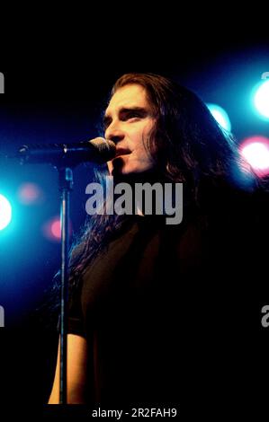 Milano Italia 1997-04-12 : James LaBrie cantante del Dream Theater concerto dal vivo al Palalido Foto Stock