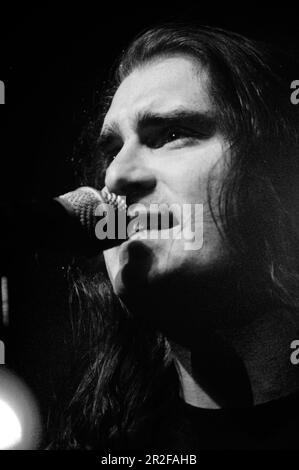 Milano Italia 1997-04-12 : James LaBrie cantante del Dream Theater concerto dal vivo al Palalido Foto Stock