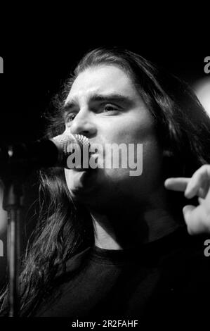 Milano Italia 1997-04-12 : James LaBrie cantante del Dream Theater concerto dal vivo al Palalido Foto Stock