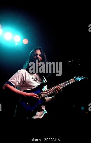 Milano Italia 1997-04-12 : John Petrucci chitarrista del Dream Theater concerto dal vivo al Palalido Foto Stock