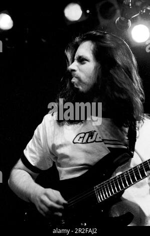 Milano Italia 1997-04-12 : John Petrucci chitarrista del Dream Theater concerto dal vivo al Palalido Foto Stock